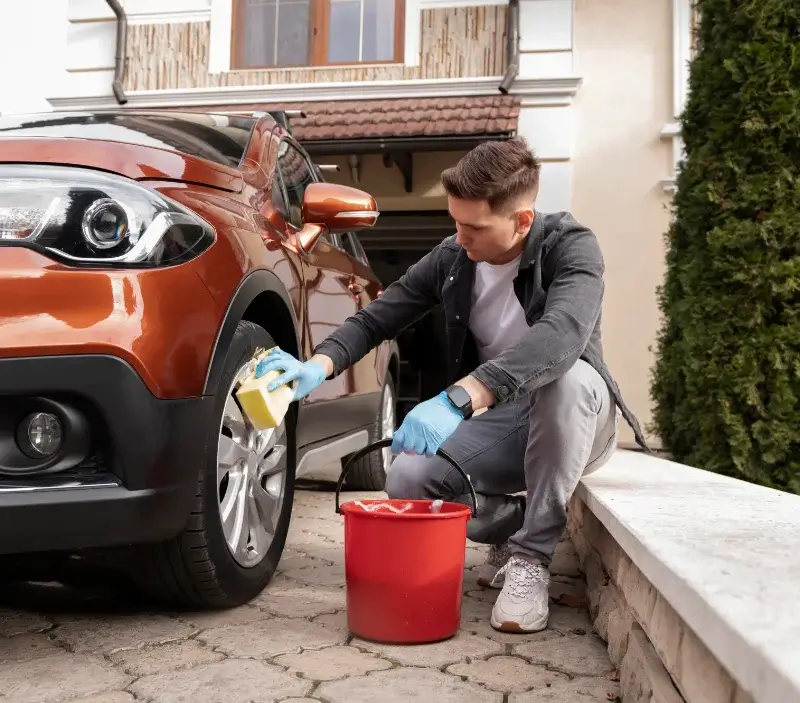 Lavage auto à domicile Saint-Michel-de-Veisse : professionnel intervenant sur un véhicule
